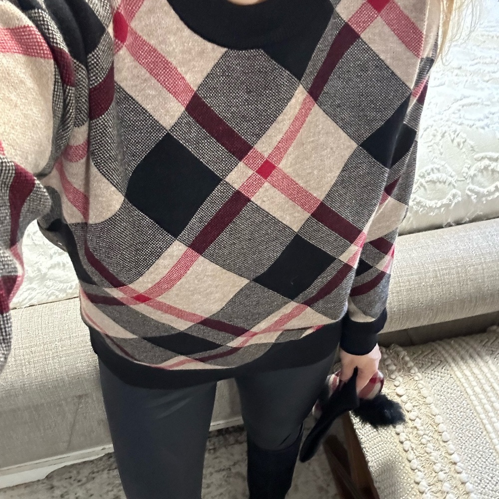 New🍁Gorgeous Burberry inspired sweater & hat - Picture 3 of 7